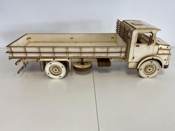 MB L-1113 LKW als 3D Großmodel - Seitenansicht rechts